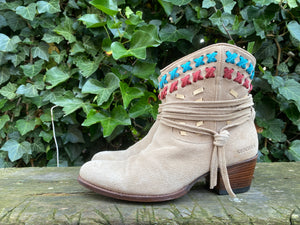 zo goed als nieuw. Laarsjes van Sendra maat 38