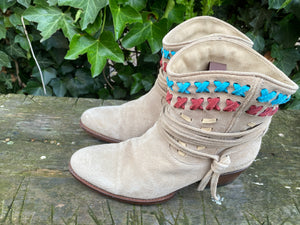 zo goed als nieuw. Laarsjes van Sendra maat 38