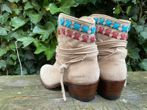 zo goed als nieuw. Laarsjes van Sendra maat 38