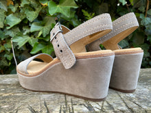 Afbeelding in Gallery-weergave laden, Nieuwe sandalen/plateauzolen van Clarks maat 40 (6,5)