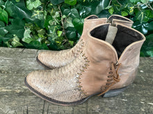 Afbeelding in Gallery-weergave laden, Zo goed als nieuw Super mooie laarzen van Sendra maat 37