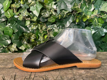 Afbeelding in Gallery-weergave laden, Nieuwe slippers van Minnetonka maat 39