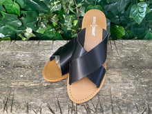 Afbeelding in Gallery-weergave laden, Nieuwe slippers van Minnetonka maat 39