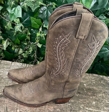 Afbeelding in Gallery-weergave laden, Z.g.a.n.. laarsjes van Sendra maat 36 (uk 4)