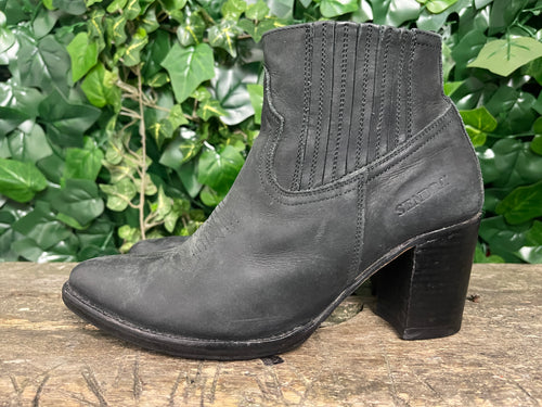 Zo goed als nieuw .laarsjes van Sendra maat 37