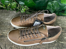Afbeelding in Gallery-weergave laden, Nieuwe leren sneakers van AQA maat 37