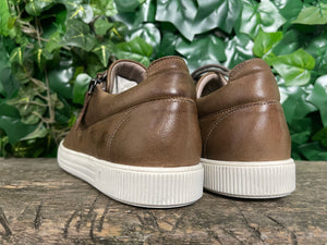 Nieuwe leren sneakers van AQA maat 37
